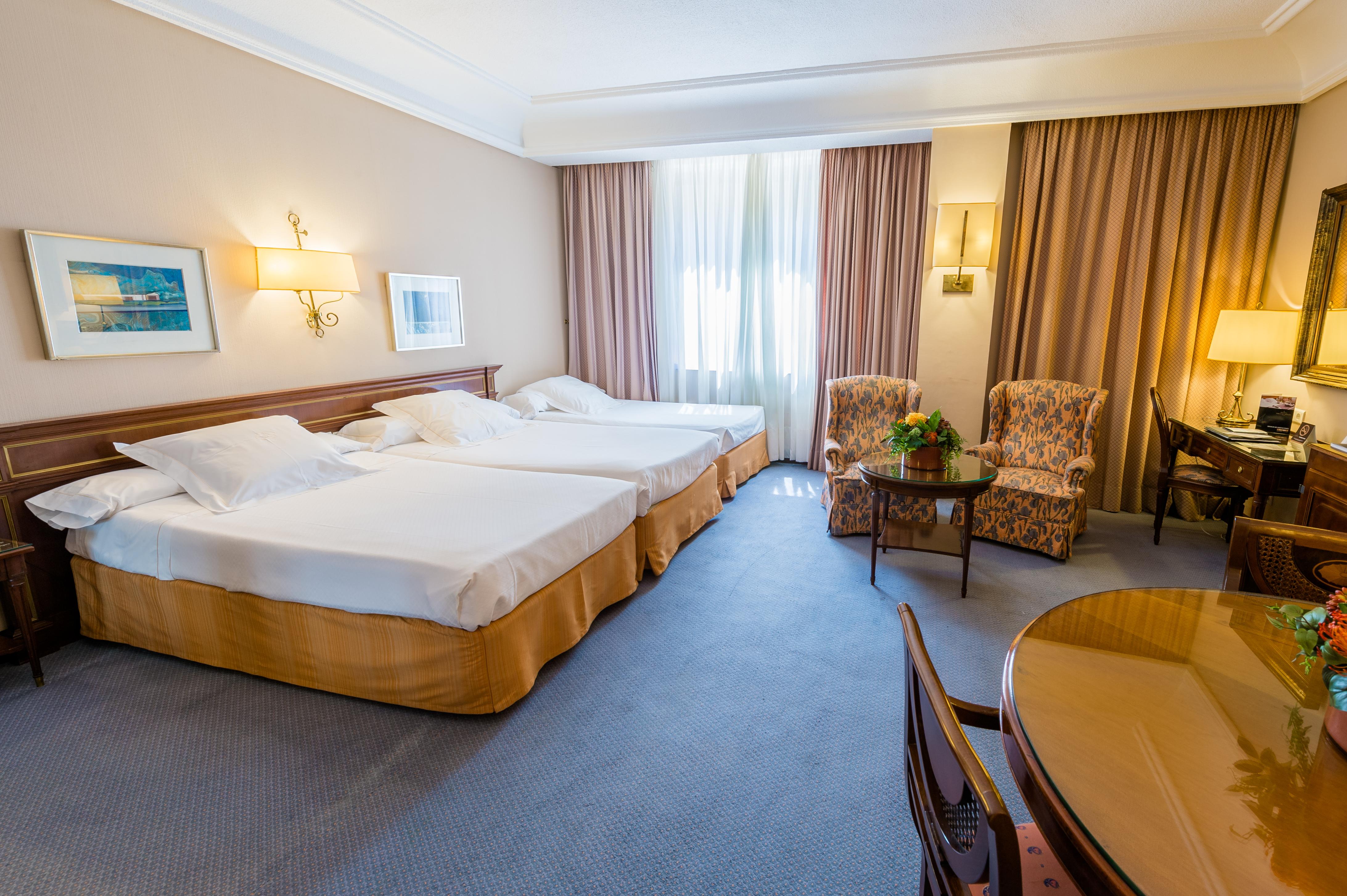 Hotel Miguel Angel Madryt Zewnętrze zdjęcie A room at the hotel