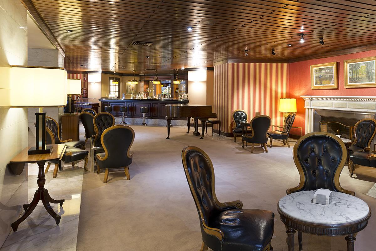 Hotel Miguel Angel Madryt Zewnętrze zdjęcie The lounge at the airport