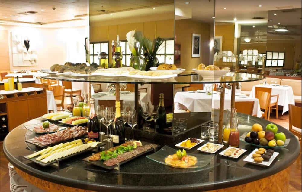 Hotel Miguel Angel Madryt Zewnętrze zdjęcie A buffet at a hotel