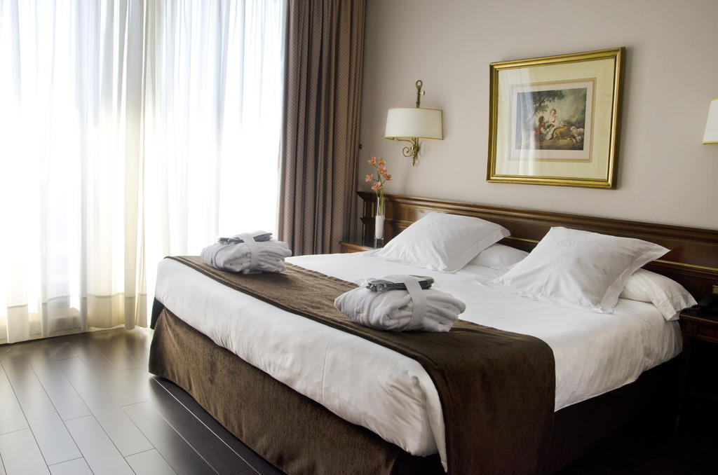 Hotel Miguel Angel Madryt Zewnętrze zdjęcie A bedroom in a hotel
