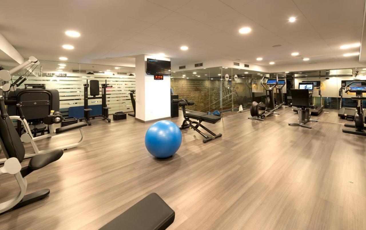 Hotel Miguel Angel Madryt Zewnętrze zdjęcie The gym at the hotel