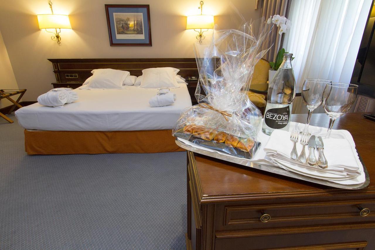 Hotel Miguel Angel Madryt Zewnętrze zdjęcie A room at the hotel