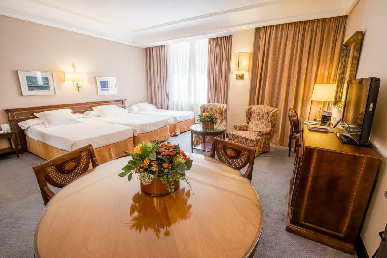 Hotel Miguel Angel Madryt Zewnętrze zdjęcie A room at the hotel