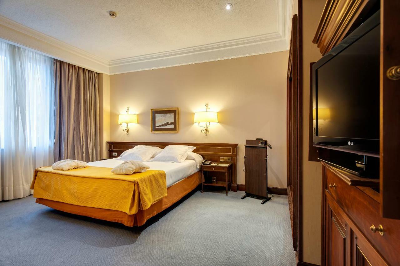 Hotel Miguel Angel Madryt Zewnętrze zdjęcie A room at the hotel