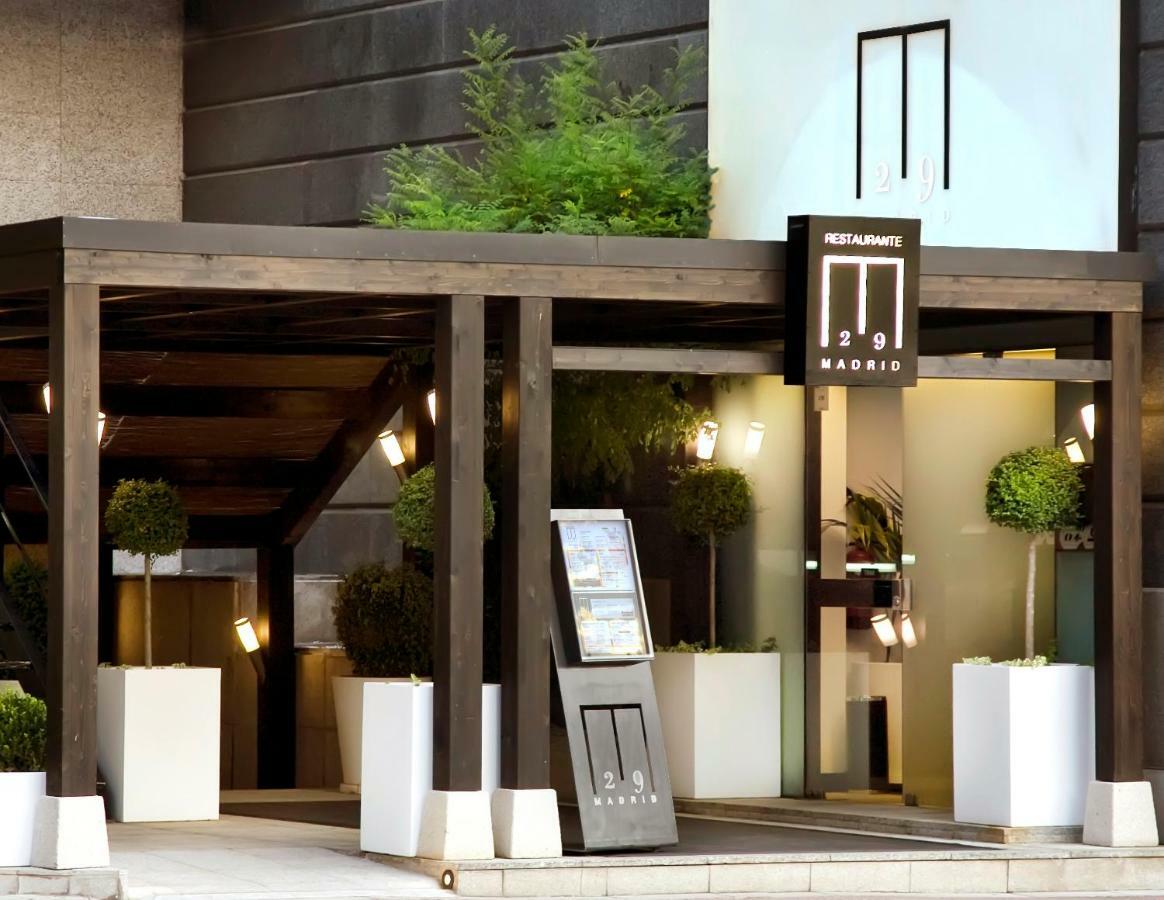 Hotel Miguel Angel Madryt Zewnętrze zdjęcie Entrance of the hotel