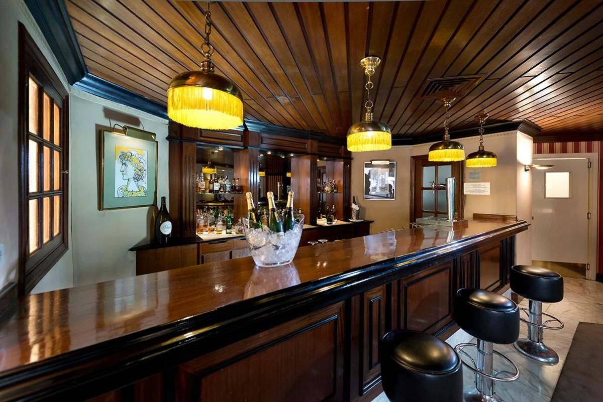 Hotel Miguel Angel Madryt Zewnętrze zdjęcie The bar at the 1905