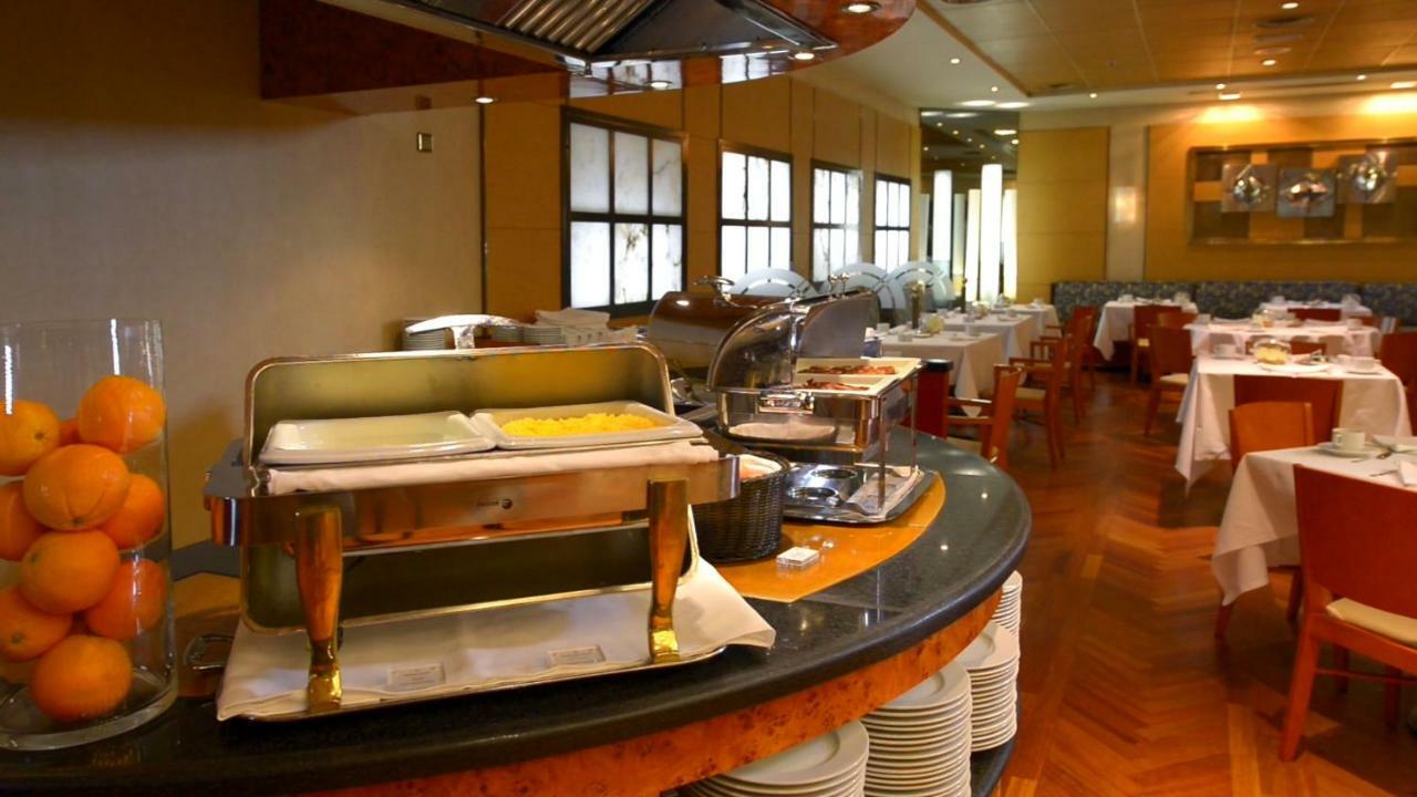 Hotel Miguel Angel Madryt Zewnętrze zdjęcie A buffet at a restaurant