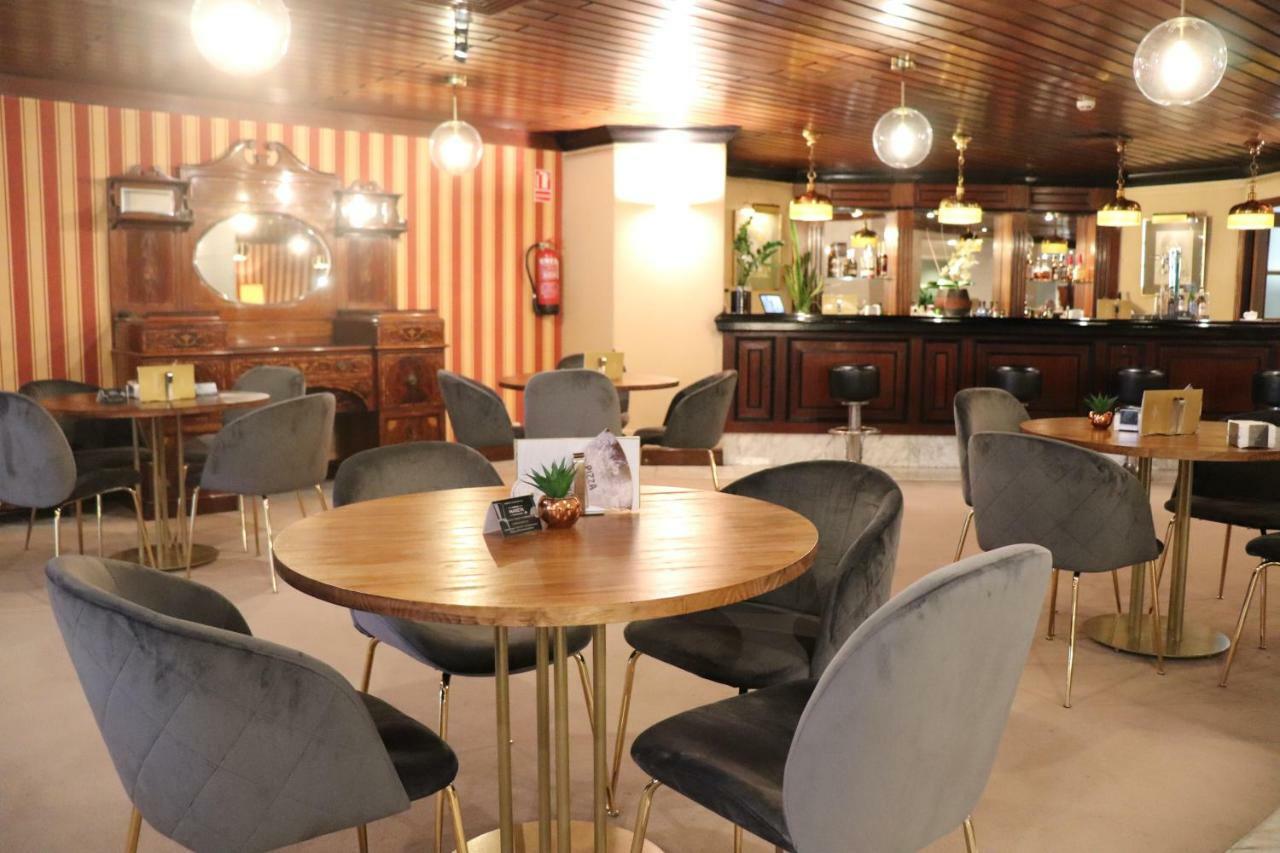 Hotel Miguel Angel Madryt Zewnętrze zdjęcie The lounge at the airport