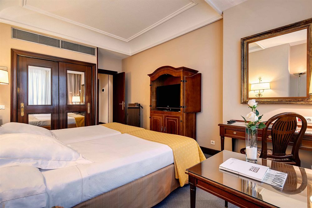 Hotel Miguel Angel Madryt Zewnętrze zdjęcie A room at the hotel
