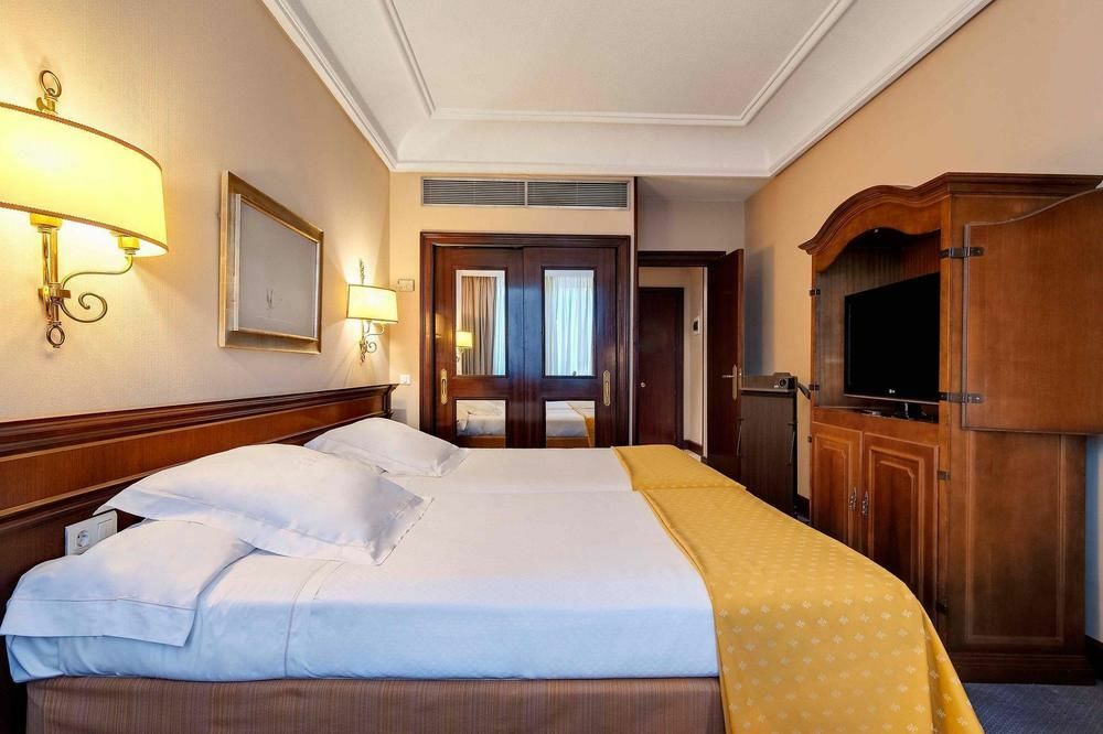 Hotel Miguel Angel Madryt Zewnętrze zdjęcie A room at the hotel