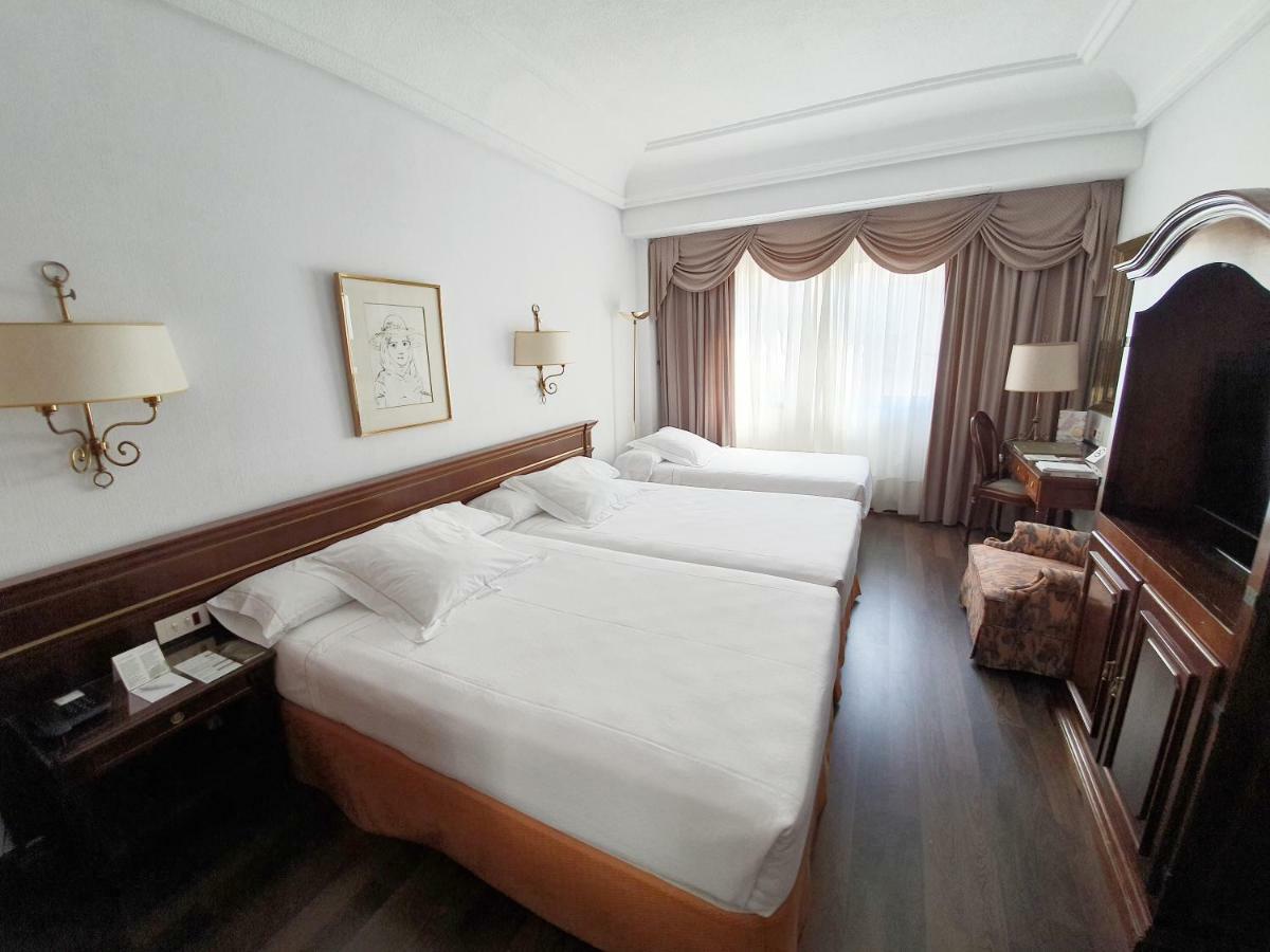 Hotel Miguel Angel Madryt Zewnętrze zdjęcie A room at the hotel