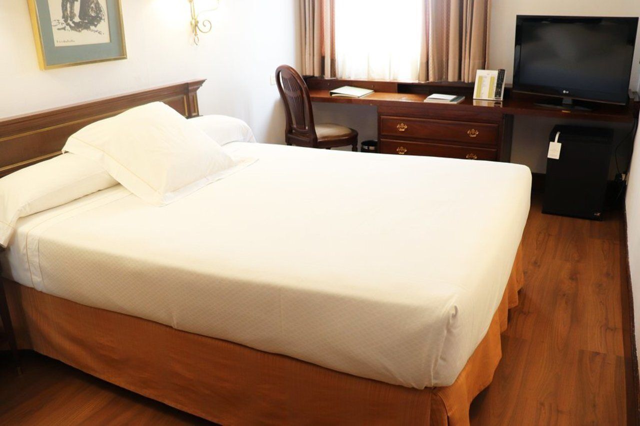 Hotel Miguel Angel Madryt Zewnętrze zdjęcie A hotel room